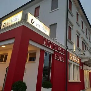 Vittoria 4*, Rubano Italia